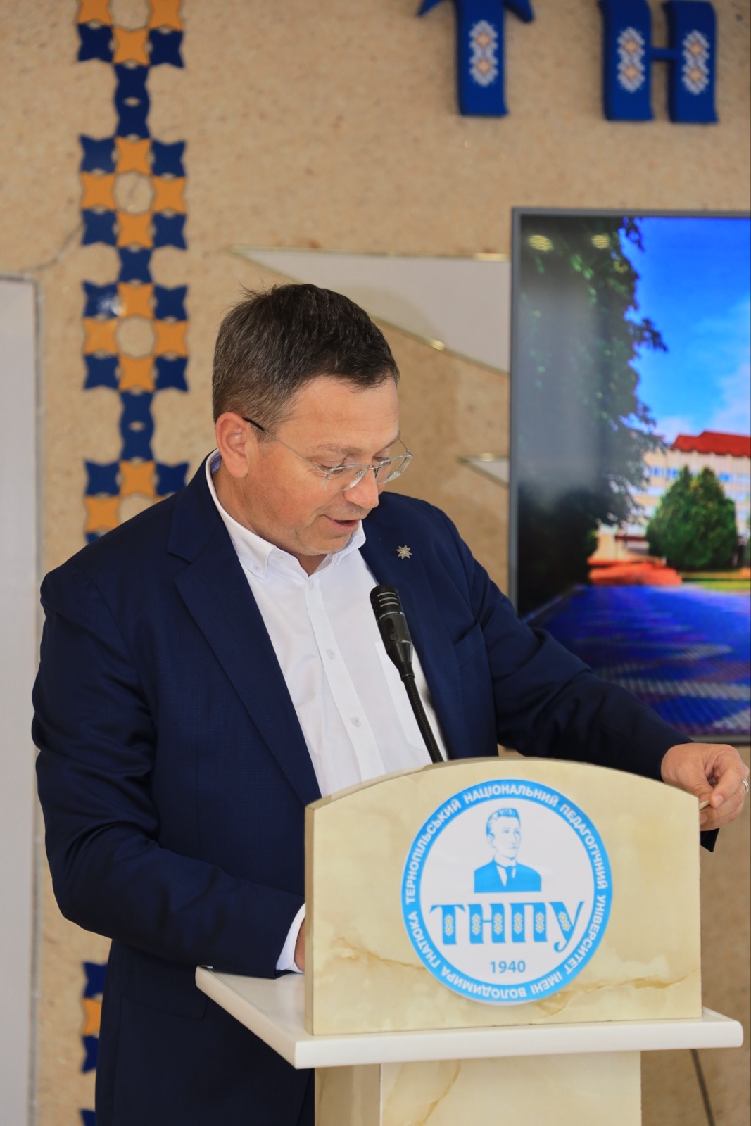 Ректор ТНПУ Богдан Буяк під час виступу Rektor TNPU Bohdan Buiak pid chas vystupu